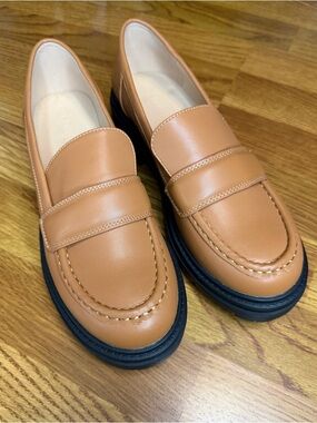 Tan leather loafers with black sole 
Size 8 women’s